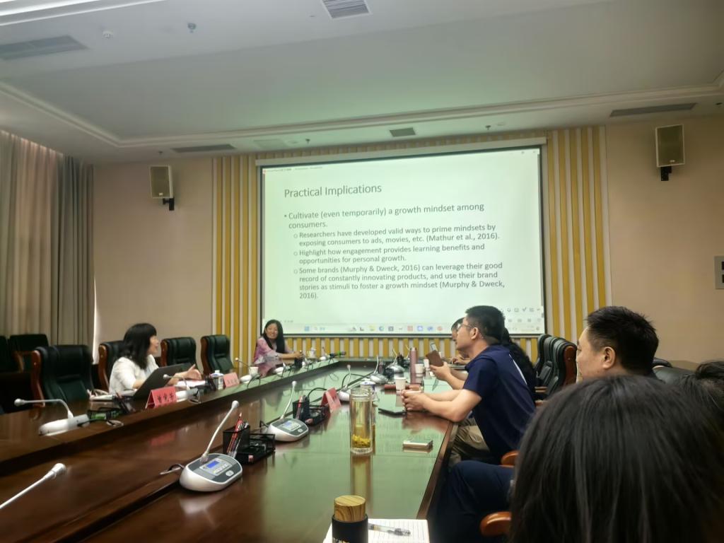 我们邀请纽约城市大学商学院曾宪芳教授作学术报告